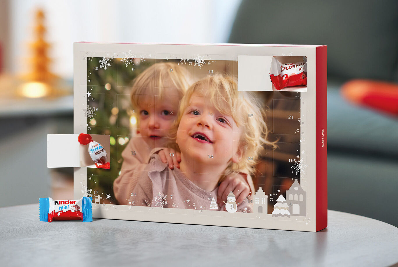 Un calendrier de l'Avent soigneusement conçu avec des motifs festifs et des douceurs.