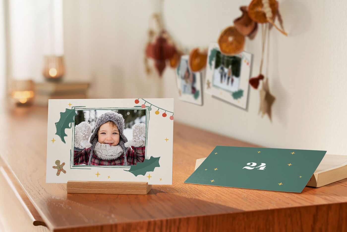 Une carte de Noël festive avec une photo. La carte est décorée avec des motifs de Noël colorés.