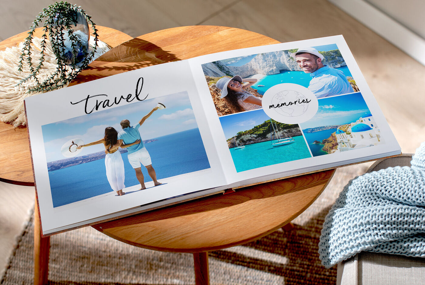 Un livre photo ouvert avec des souvenirs de voyage dans un bel environnement.