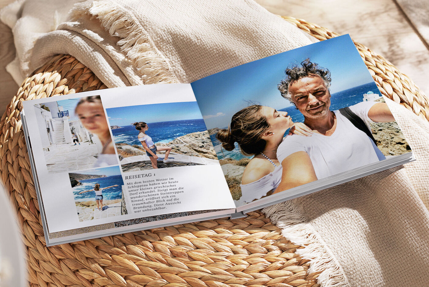 Un livre photo ouvert sur une surface naturelle. Une page montre des vacances à la plage, des plantes vertes et l'océan bleu. Une autre montre deux femmes riant ensemble. Les images dégagent joie et souvenirs.