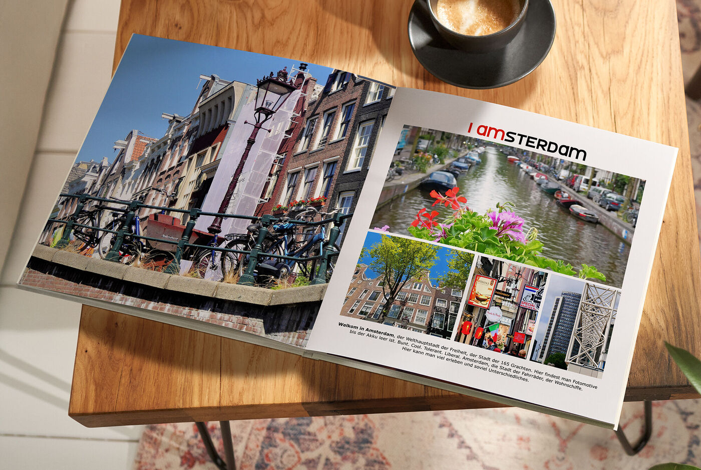 Un livre photo ouvert avec des images d'Amsterdam, posé sur une table. Il montre des canaux typiques, des vélos et des fleurs colorées.